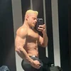 Ich träume davon vor zwei muskulösen Sportlern auf